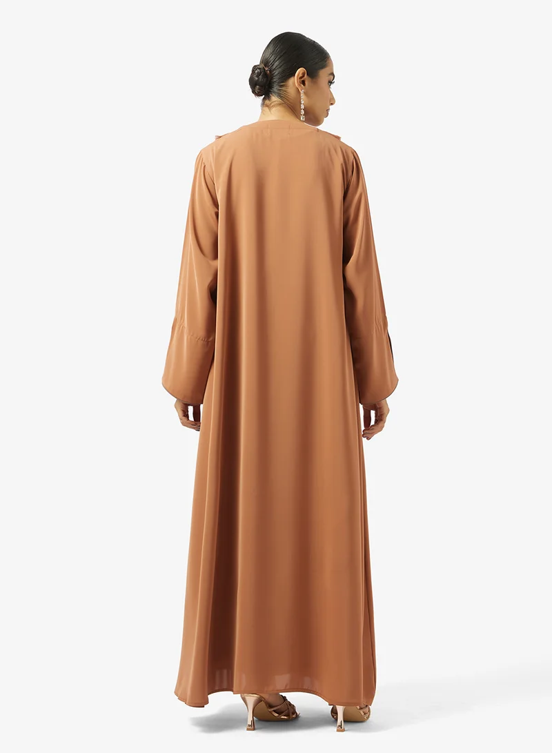 هيا كلوزيت عباية بياقة مفتوحة مطوية